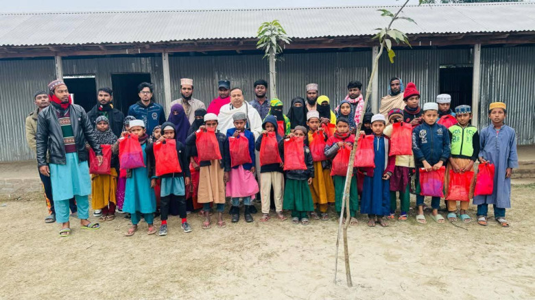 ফুলবাড়ীতে এতিম ও মাদ্রাসা শিক্ষার্থীদের মাঝে শীতবস্ত্র বিতরণ...