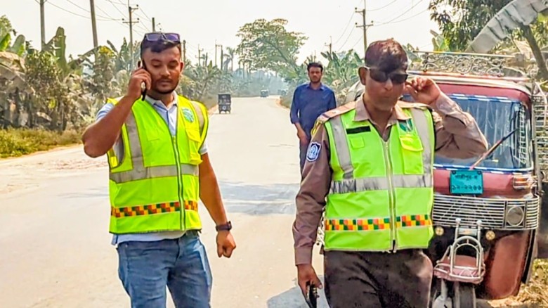 পুলিশের পোশাকে চাঁদা তোলেন ‘ভাগিনা নাঈম’মহাসড়কের অরাজকতা নিয়