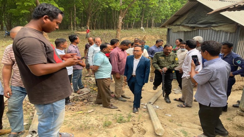 মধুপুরে গারো পরিবারের ঘরবাড়ি ভাঙ্গার অভিযোগ  ইউএনও'র ঘটনাস্থ