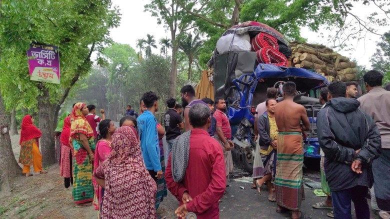 ঢাকা বরিশাল মহাসড়কের রাজৈরে পিকাপ ও ট্রাকের মুখোমুখি সংর্ঘষে