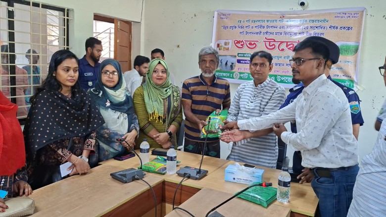 মান্দায় পাটবীজ, উফসী আউশ ধান ও সার বিতরণের শুভ উদ্বোধন