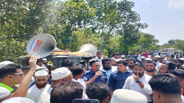 ময়মনসিংহ-কিশোরগঞ্জ সড়কে মানববন্ধন