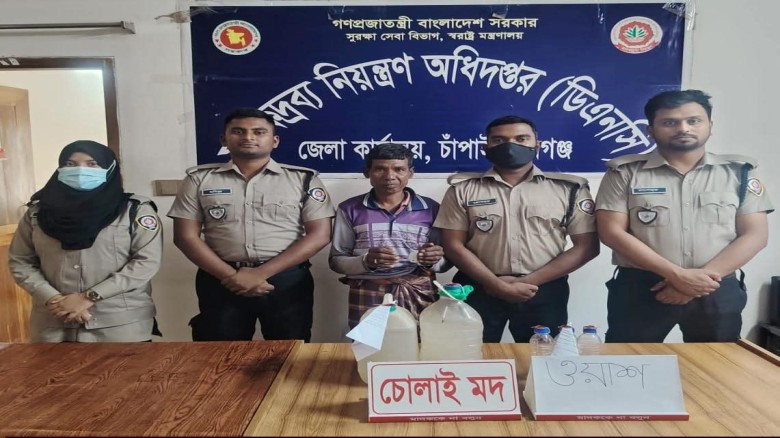 গোমস্তাপুরে ডিএনসির অভিযানে ১০লিটার চোলাই মদসহ আটক ১