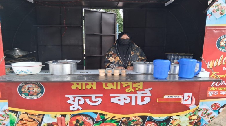 হাতে খুন্তি, চোখে স্বপ্ন: নাগেশ্বরী উপজেলা গেটে সাড়া ফেলেছে 