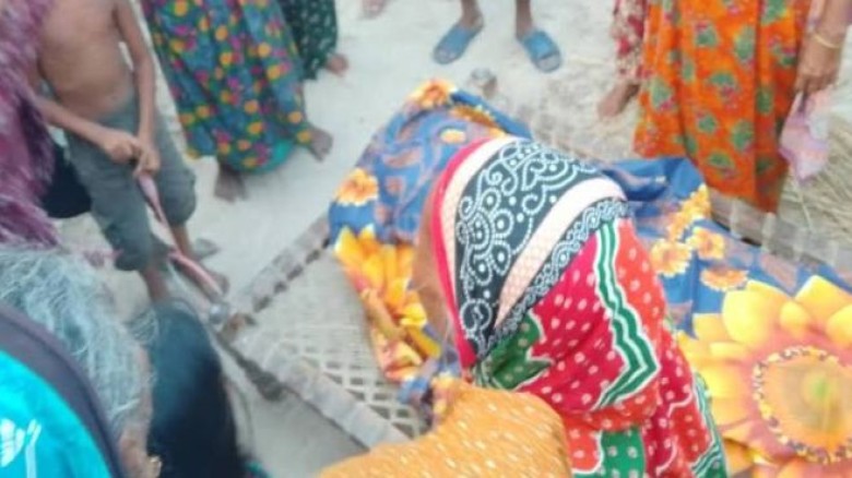 তানোরে খাড়ির ধারে থেকে বৃদ্ধ মহিলার লাশ উদ্ধার