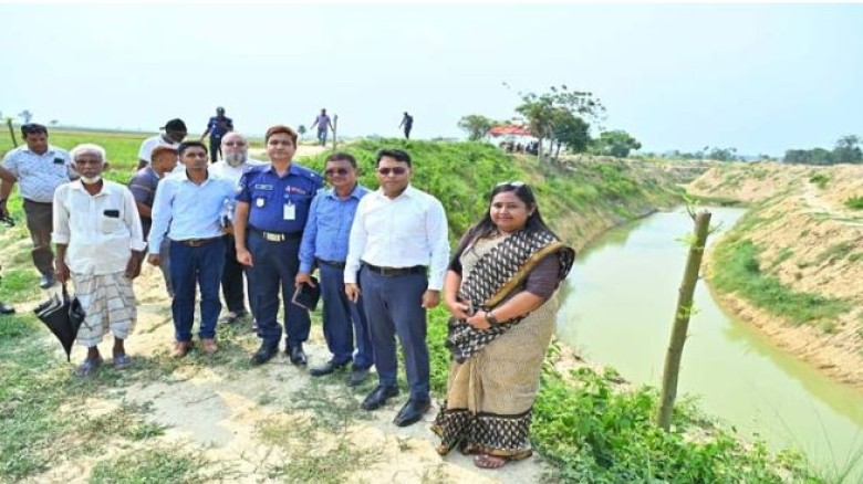 তানোরে খাল পুনঃখনন পরিদর্শনে জেলা প্রশাসক শহিদুল ইসলাম