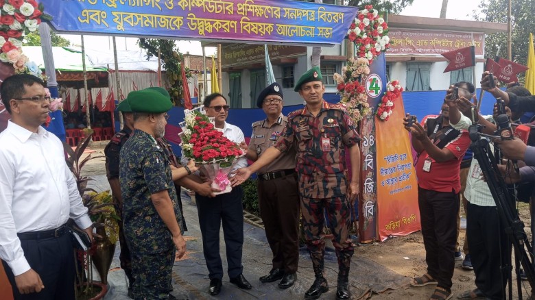 পাঁচবিবিতে ফ্রিল্যান্সিং ও কম্পিউটার প্রশিক্ষণার্থীদের মাঝে 