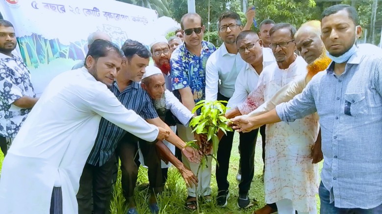 রাজৈরে বৃক্ষরোপণ কর্মসূচির শুভ উদ্বোধন করা হয়েছে