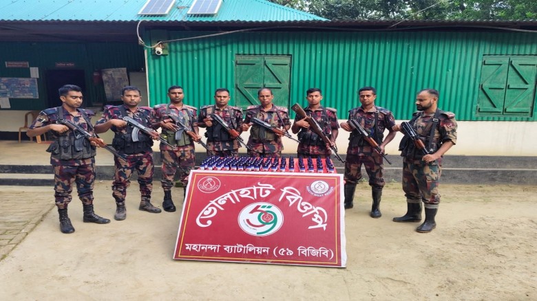 ভোলাহাট সীমান্তে বিজিবি’র অভিযানে : মালিকবীহিন অবস্থায় ৯৬ বো